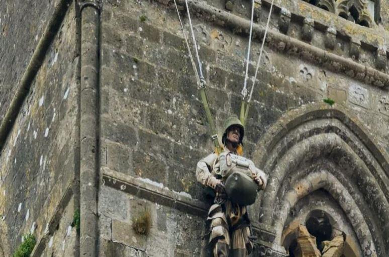 Η απίθανη ιστορία του αλεξιπτωτιστή της Απόβασης στη Νορμανδία, που ακόμα κρέμεται στο καμπαναριό της εκκλησίας!