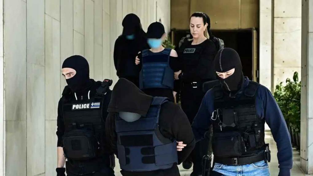 Δολοφονία στον Άγιο Δημήτριο: Με εντάσεις και ξεσπάσματα η δίκη των τριών 20χρονων για εμπλοκή στην υπόθεση