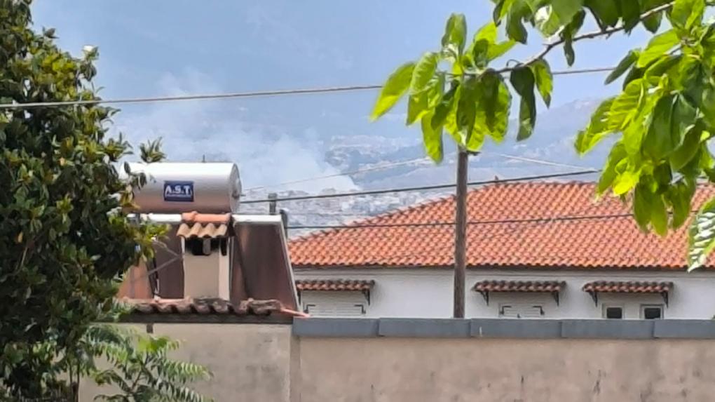 Ισχυρές δυνάμεις της Πυροσβεστικής για φωτιά στη Φιλοθέη - Καίει κοντά στο Άλσος Βεΐκου, σηκώθηκαν 2 ελικόπτερα