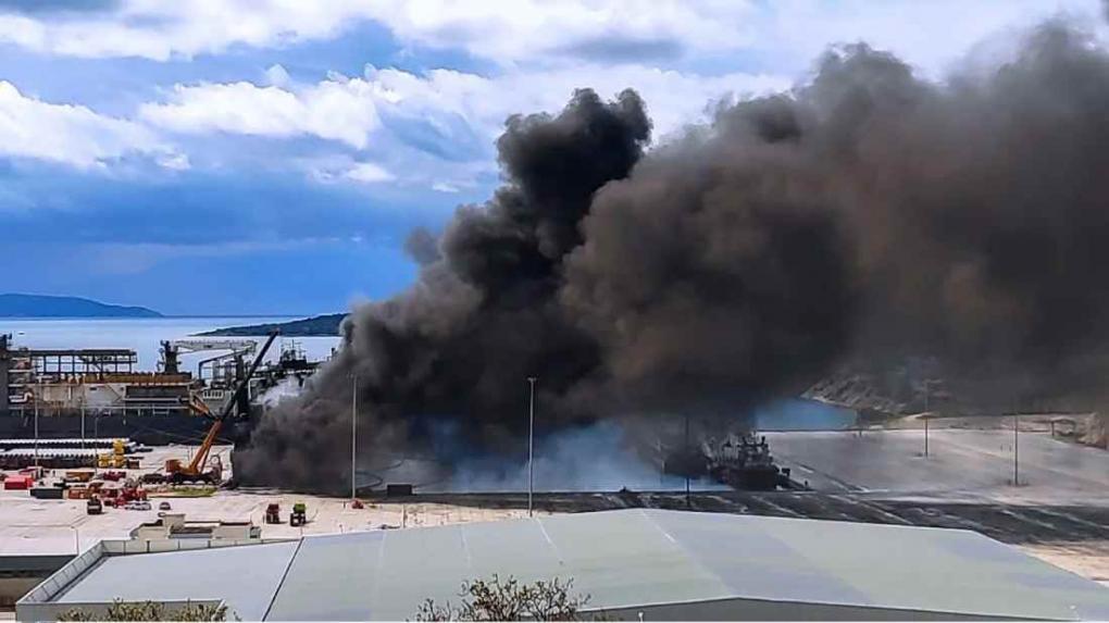 Παξοί: Υπό έλεγχο η φωτιά στα σκάφη - Έπεσε στη θάλασσα ο κα