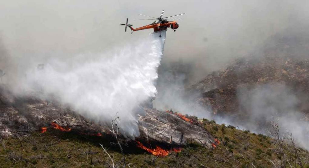Φωτιά στην Κερατέα, σηκώθηκαν εναέρια μέσα