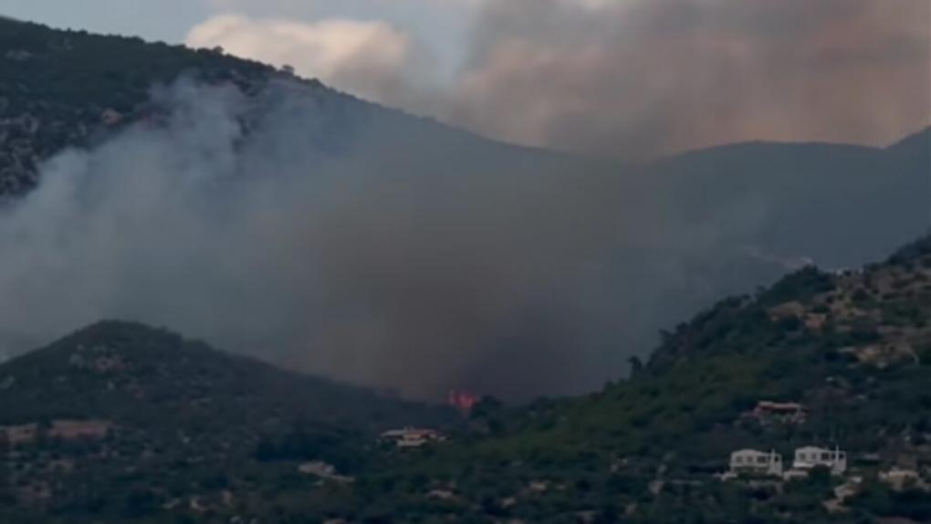 Φωτιά στο Λουτράκι: Καίει δίπλα στη Λίμνη Βουλιαγμένης