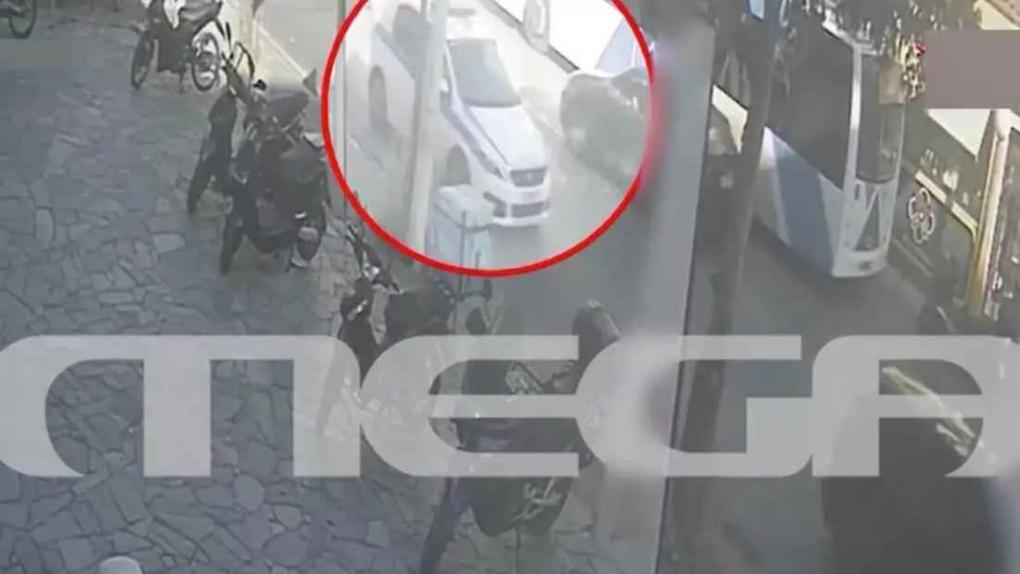 Ίλιον: Άγριος ξυλοδαρμός οδηγού λεωφορείου μετά από σύγκρουση με μηχανάκι