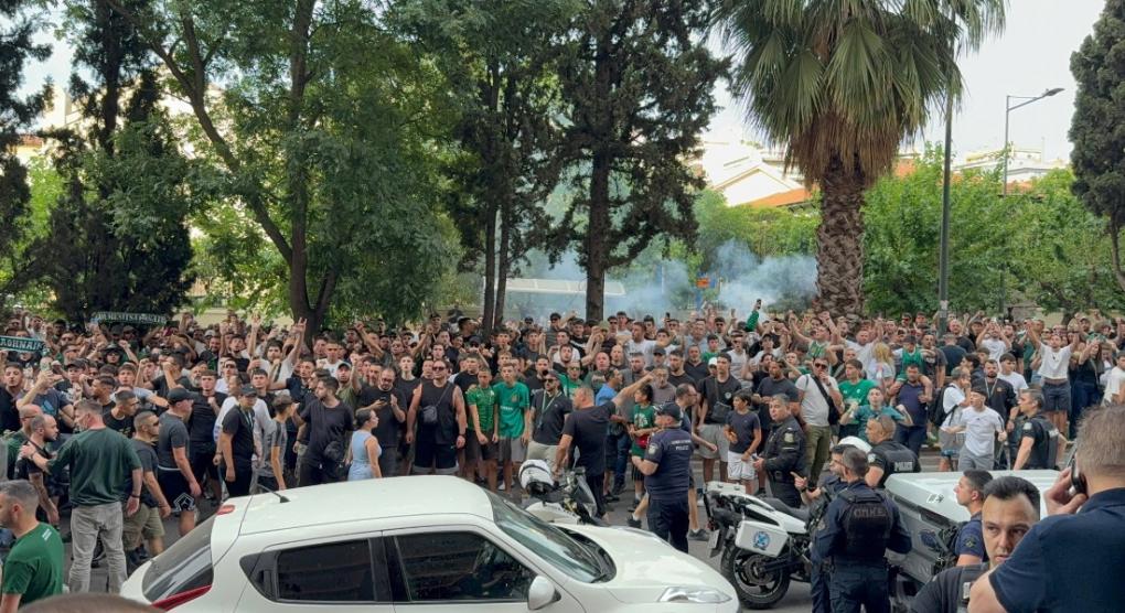Με παρέμβαση της ΚΑΕ άνοιξαν τον δρόμο στον κόσμο για να βρε