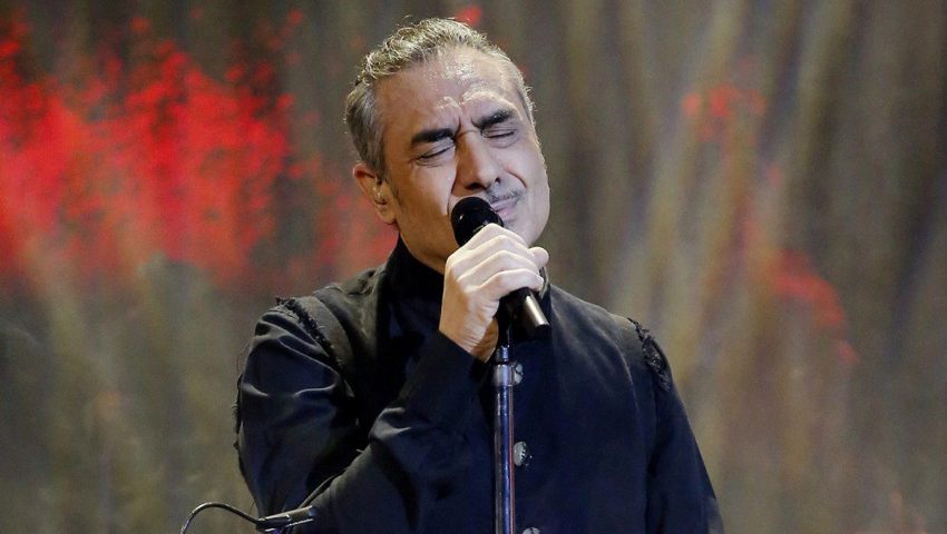Με γκρίζα μαλλιά και γυαλιά πρεσβυωπίας: Η πρώτη φωτό του Νότη Σφακιανάκη ύστερα από χρόνια απουσίας (pic)