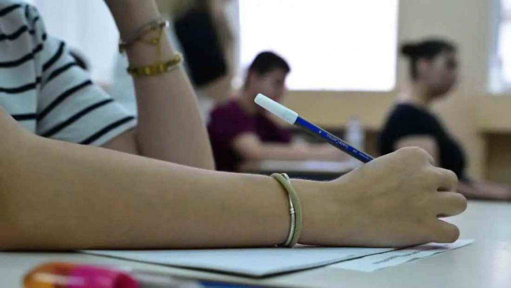 Πανελλήνιες 2026: Μαθήτρια «πιάστηκε» με κινητό στο μάθημα τ