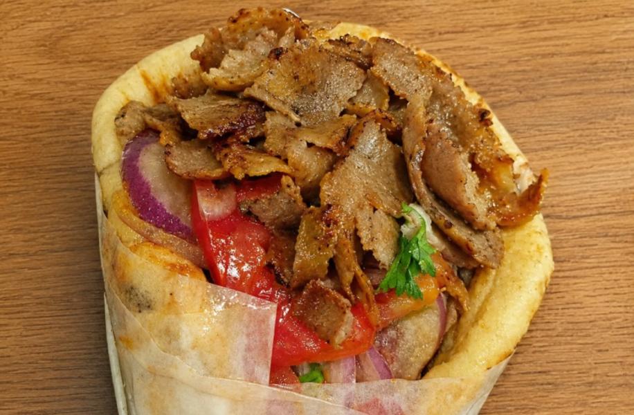Το απόλυτο 10άρι: Γι’ αυτό το σουβλάκι με την αφράτη πίτα κα