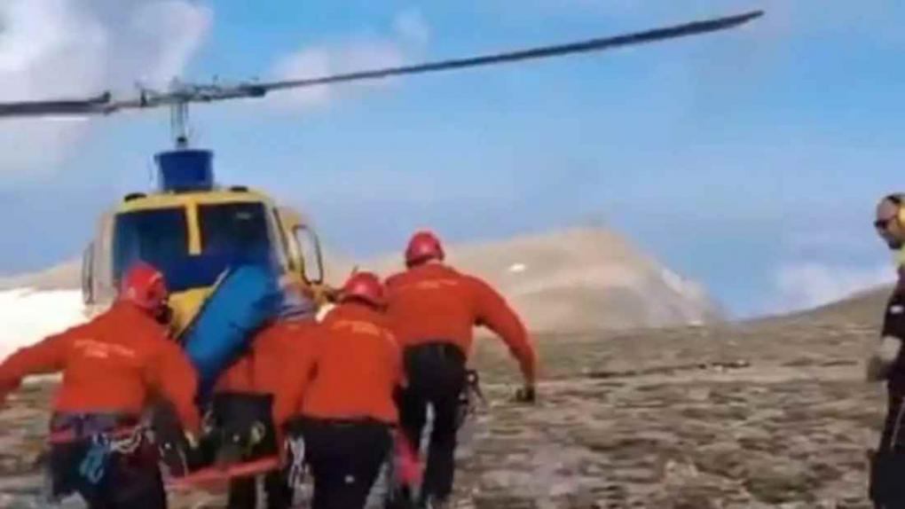 Όλυμπος: Βίντεο από την επιχείρηση μεταφοράς του τραυματισμένου Τσέχου – Χρειάστηκε ελικόπτερο