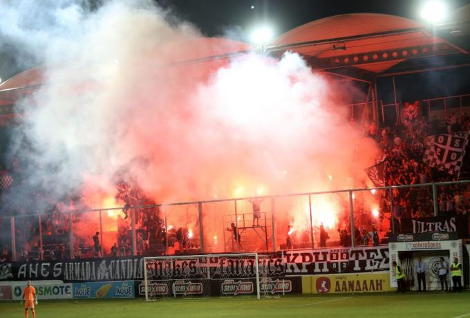 Οπαδοί του ΟΦΗ στο αεροδρόμιο, τα… έψαλαν στους παίκτες