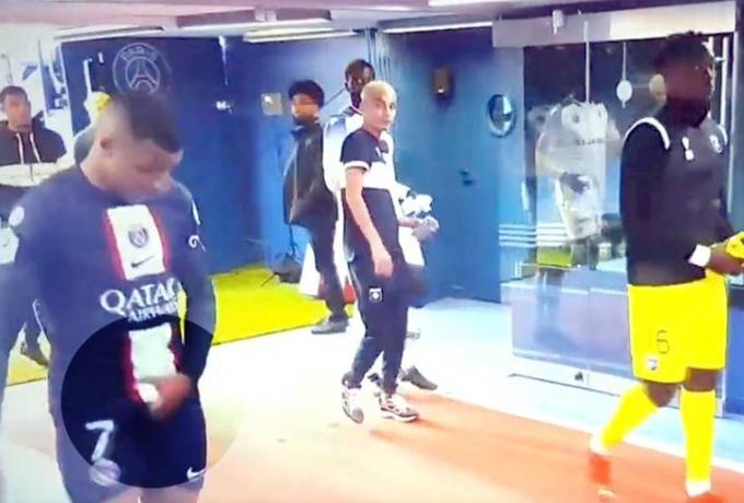 Ντροπή για Μπαπέ: έπιασε τα γεννητικά του όργανα και τα έδειξε στον τερματοφύλακα της Οσέρ (vid)