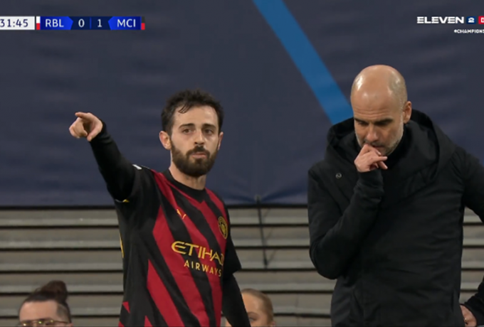 Απίθανο στιγμιότυπο: ο Μπερνάρντο Σίλβα έδινε οδηγίες στον Γκουαρδιόλα Απίθανο στιγμιότυπο: ο Μπερνάρντο Σίλβα έδινε οδηγίες στον Γκουαρδιόλα