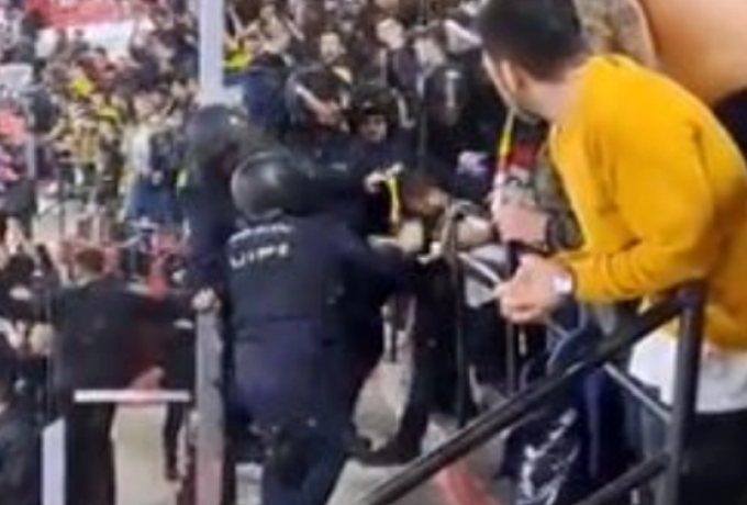 Ωμή αστυνομική βία στο Σεβίλλη – Φενέρ: Του άνοιξαν το κεφάλι με γκλοπ (vid)