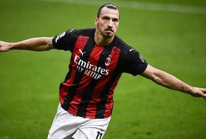 Και πως του πάει! Ο Ζλάταν κρατά τη φανέλα της ΑΕΚ (ΦΩΤΟ)