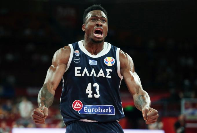 Αντετοκούνμπο: «Εγώ δεν είχα να φάω, δε με νοιάζουν τα άρθρα» Αντετοκούνμπο: «Εγώ δεν είχα να φάω, δε με νοιάζουν τα άρθρα»