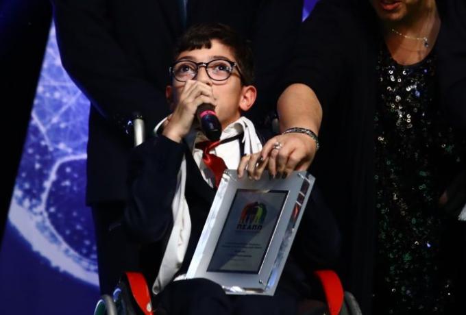 Καλεσμένος του Ολυμπιακού στον τελικό του Conference League ο μικρός Γιαννάκης