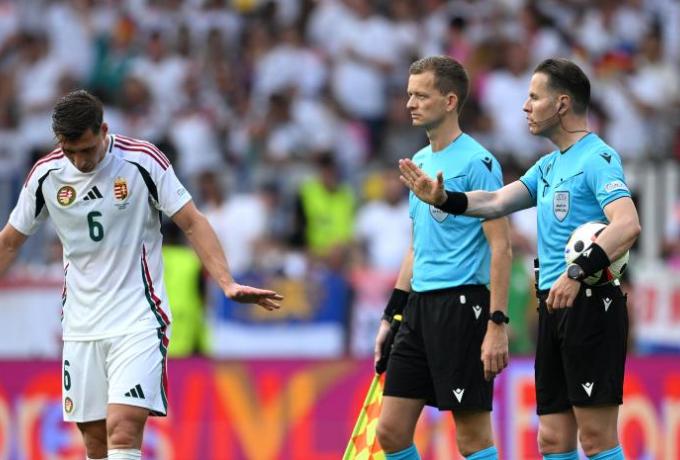 «Έπιασε» η… απειλή της UEFA: Λιγότερες διαμαρτυρίες παικτών στους διαιτητές