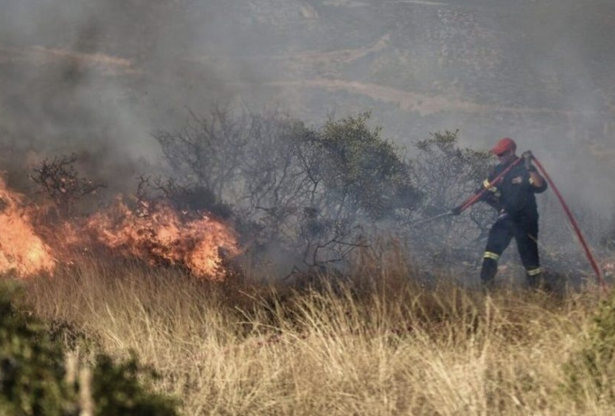 Φωτιά στο Δροσάτο Καλαβρύτων – Επιχειρούν και εναέρια