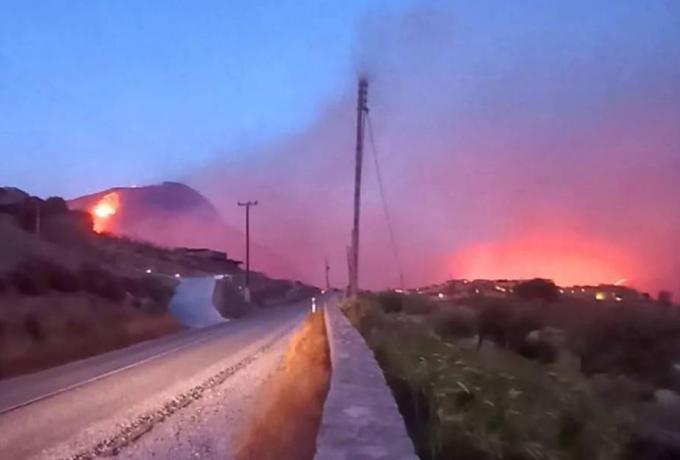 Δραματική η κατάσταση με την φωτιά στην Σέριφο
