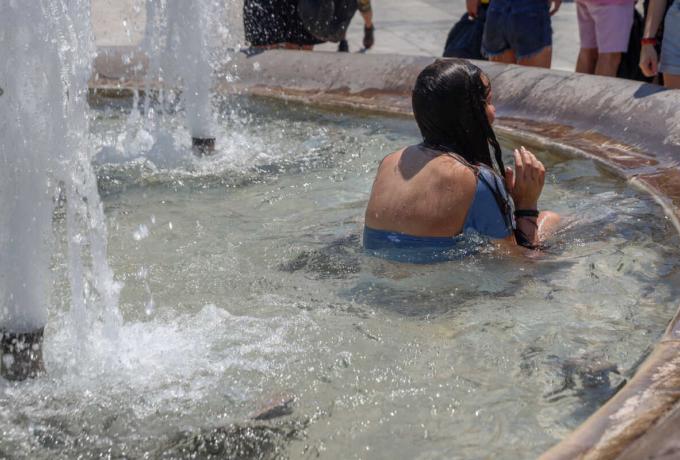 Καιρός: Καρφωμένο πάνω από τους 40 βαθμούς το θερμόμετρο ως την Παρασκευή – Επικαιροποιήθηκε το έκτακτο δελτίο
