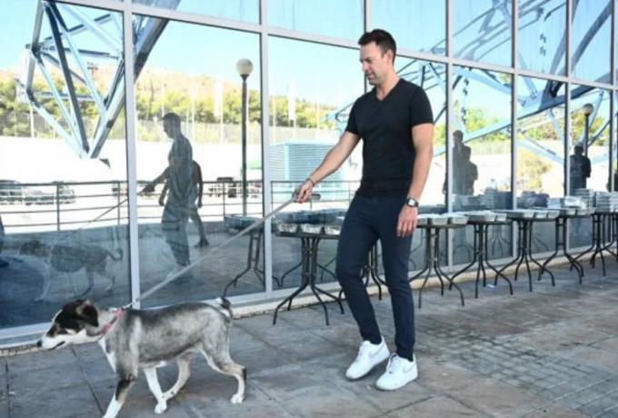 Πυρόπληκτο σκυλάκι υιοθέτησε ο Στέφανος Κασσελάκης