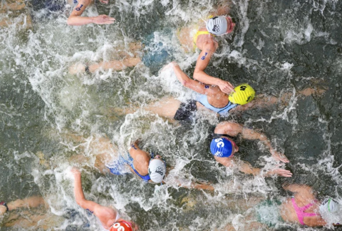 Το «φιάσκο» με τον Σηκουάνα: Έλληνας καθηγητής αναλύει τους κινδύνους για την υγεία των αθλητών στο Παρίσι