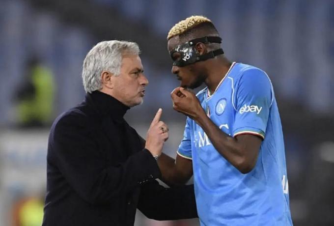 Μουρίνιο για Οσιμέν: «Το μόνο πρόβλημα που έχω μαζί του είναι ότι βουτάει πολύ συχνά»