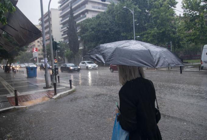 Καιρός: Βροχές, ισχυροί άνεμοι και πτώση της θερμοκρασίας