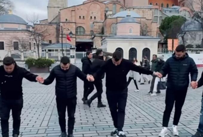 Viral το βίντεο με τους έξι Κρητικούς που χόρεψαν συρτό έξω από την Αγιά Σοφιά