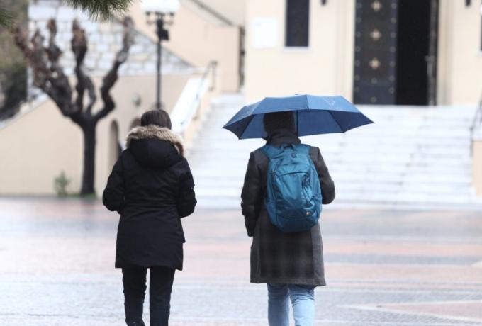 Καιρός σήμερα: Καταιγίδες και χιόνια στο Ιόνιο – Μικρή άνοδος της θερμοκρασίας