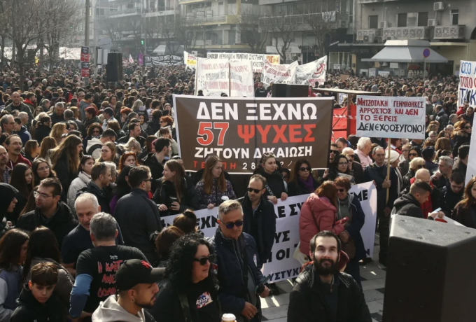 Θεσσαλονίκη: Επεισόδια από κουκουλοφόρους στον ΟΣΕ μετά το συλλαλητήριο για τα Τέμπη
