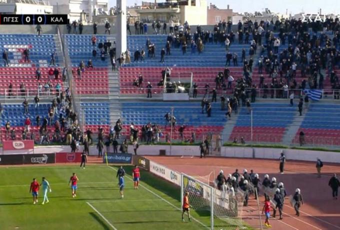 Άγρια επεισόδια στη Νέα Σμύρνη: Συμπλοκή οπαδών του Πανιωνίου και της Καλαμάτας με αντικείμενα και καρέκλες! (vid)