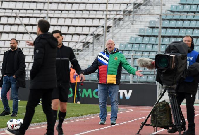 Μπήκε στο γήπεδο και αποβλήθηκε από τον Παπαδόπουλο ο Μπέος!