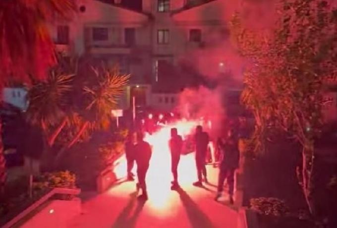 Ντόπες οπαδών της Βασίλισσας στο ξενοδοχείο στην Πάτρα (vid)