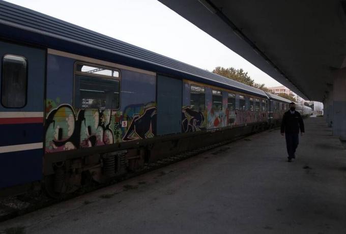 Σιδηρόδρομος: Ζητήματα ασφαλείας στον σταθμό Λαρίσης εξαιτίας της χρόνιας εγκατάλειψης