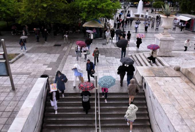 «Άνοιξαν» οι ουρανοί στην Αττική: «Βροχή» τα προβλήματα στους δρόμους – Πού υπάρχουν καθυστερήσεις