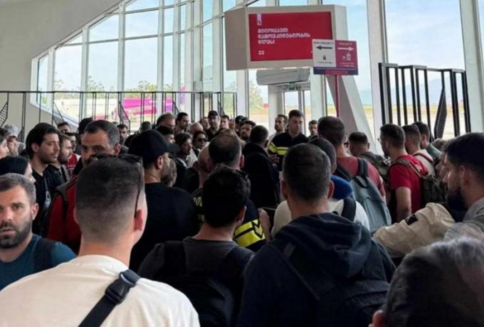 Απίστευτη ταλαιπωρία για 200 Έλληνες που γυρίζουν από Άμπου Ντάμπι μέσω Γεωργίας – Η πτήση έχει 9 ώρες καθυστέρηση!
