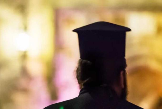 Σκηνές απείρου κάλλους στο ΟΑΚΑ: Κρητικός ιερέας και σεκιουριτάς πιάστηκαν στα χέρια μετά τον τελικό κυπέλλου