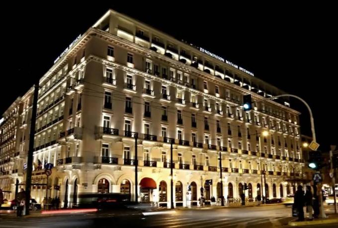 Ύποπτο σακίδιο στο πλάι του ξενοδοχείου «Μεγάλη Βρετανία» στην Πανεπιστημίου