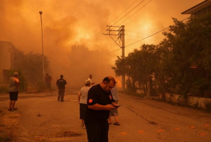 Εικόνες Αποκάλυψης από τη φωτιά στη Σμύρνη – Οι στάχτες έφτασαν μέχρι την Πάτμο