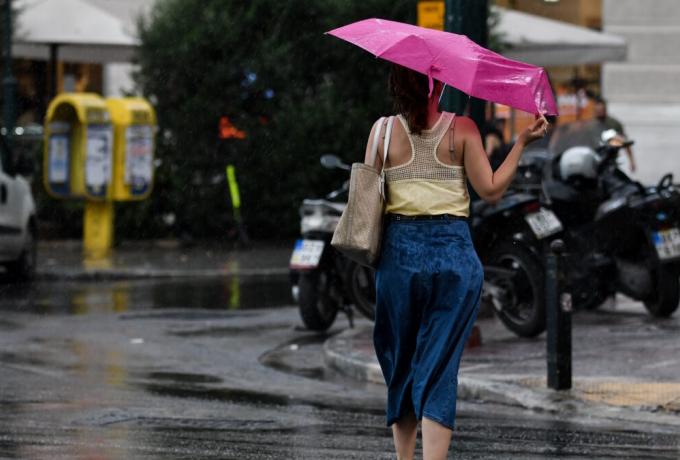 Καιρός σήμερα: Στους 34 βαθμούς η θερμοκρασία και τοπικές καταιγίδες στα ορεινά