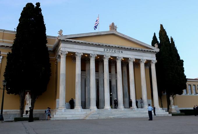 Συναγερμός στο Ζάππειο – Γυναίκα αυτοπυρπολήθηκε έξω από την Αίγλη