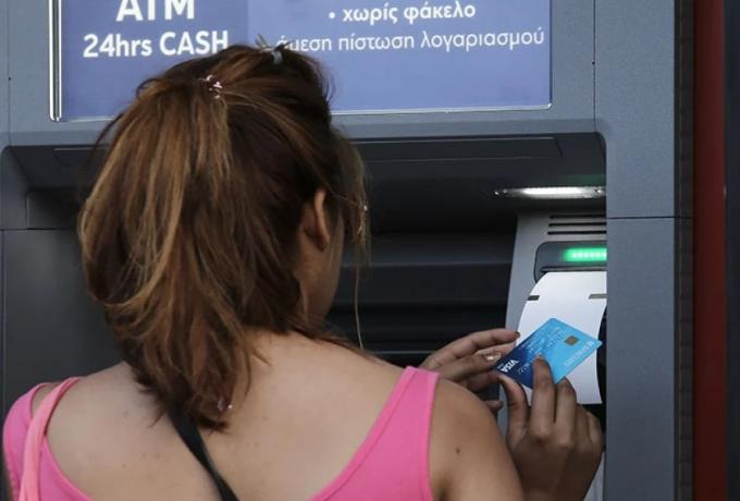 Νέα εποχή από σήμερα στα ATM: Τι αλλάζει στις αναλήψεις μετρητών και στις χρεώσεις