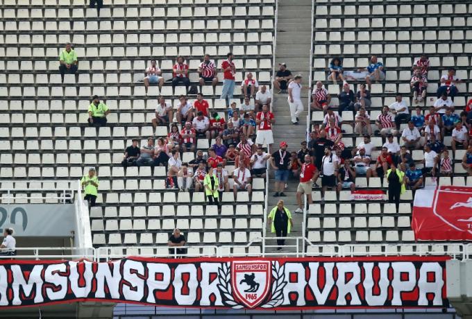 Όμορφη κίνηση των οπαδών της Σαμσουνσπόρ: Μάζεψαν τα σκουπίδια τους στο ΟΑΚΑ (vid)