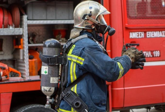 Φωτιά τώρα σε εργοστάσιο ξυλείας στο Αιγάλεω – Πυκνοί καπνοί στον ουρανό