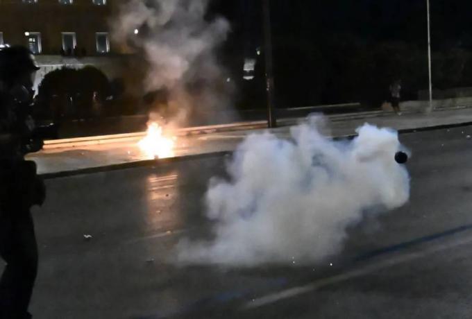 Επεισόδια στο Σύνταγμα μετά τη συγκέντρωση για τα Τέμπη – Έπεσαν μολότοφ