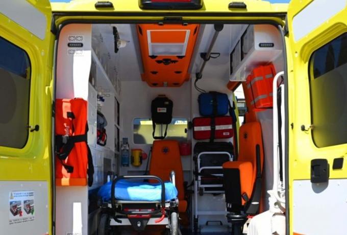 Τροχαίο ατύχημα στην Αθηνών – Λαμίας: Αυτοκίνητο συγκρούστηκε με μπάρες και λεωφορείο