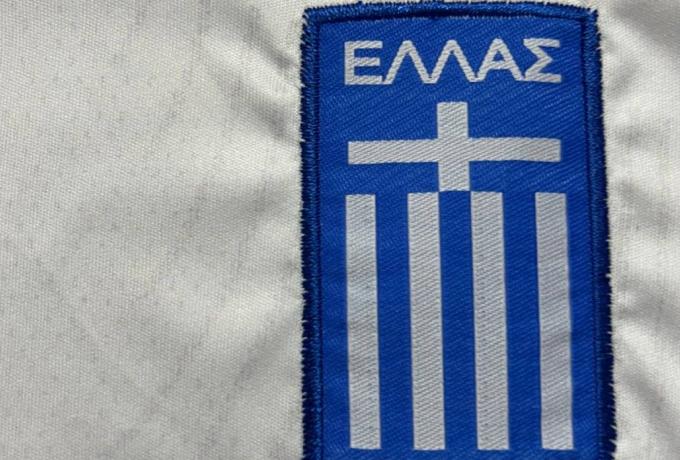 Διέρρευσε η νέα φανέλα της Εθνικής με άρωμα… 2004! (pics)