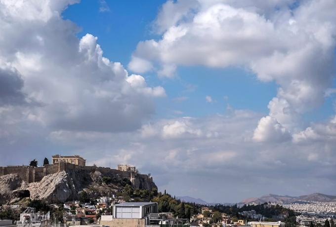 Καιρός σήμερα: Ανεβαίνει η θερμοκρασία και μειώνονται οι βροχές