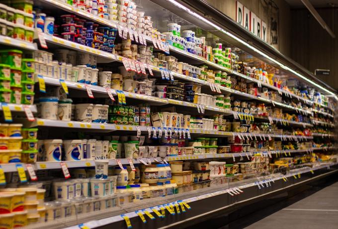 Μειώσεις 8% από σήμερα σε πάνω από 2.000 κωδικούς στα σούπερ μάρκετ – Η λίστα