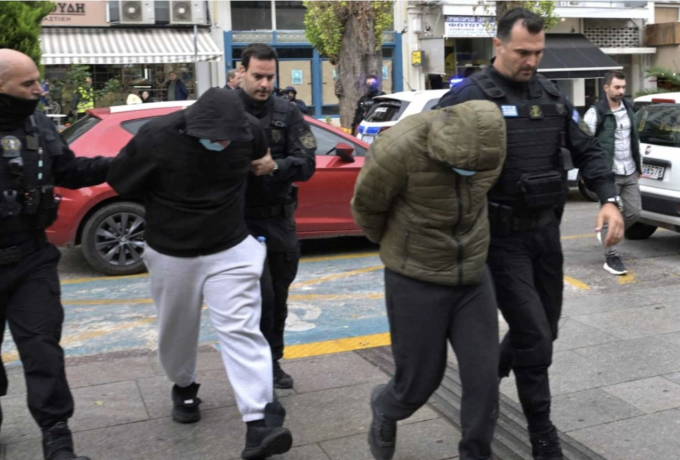Με μάσκες και κατεβασμένα κεφάλια οι συλληφθέντες για την δολοφονία του 20χρονου οπαδού της ΑΕΚ (vid)
